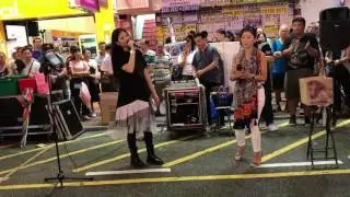 漫步人生路「美女途經旺角被老師的歌聲吸引，停下來和老師一起合唱，老師二話不說，一口答應，以歌會友」(2017-07-22)香港街頭藝人及唱作音樂人彭梓嘉老師，美女聽眾Kelsey