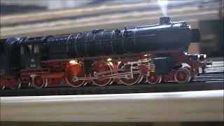 Spur N, Fleischmann BR01 1100 mit Rauch zieht Hechtwagen.