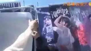 #xinliu Banners from fans adorn the streets of Changan City tonight's live broadcast on tv hunnan
