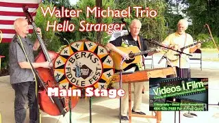 Трио Уолтера Майкла исполняет песню Hello Stranger вживую на главной сцене.