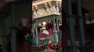 Clarabelle spreading holiday cheer ✨ #disney #disneyadventures #disneyland #disneylandparis