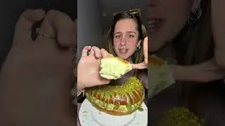 Comi&eacute;ndome un rosc&oacute;n relleno de tarta de queso de pistacho, parte uno