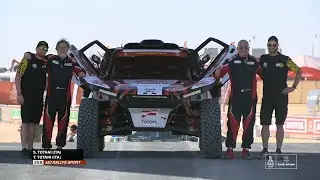 Il rituale passaggio sul podio prima della partenza &egrave; sempre un'emozione unica 🔥