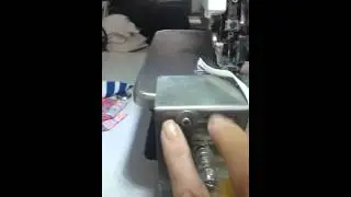 como instalar o aparelho de colocar elástico na overloque