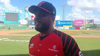 Jeimer Candelario luego de recibir el Premio de guante de oro en la tercera base