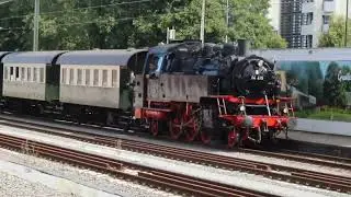 Lokomotief 64 415 komt aan met 7 Oostenrijkers en 1 blokkendoosrijtuig, loopt om, en vertrekt weer.