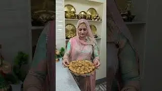 OMG..😍 ye mini samosa mathri to gazab bani #geetascooking #holispecial