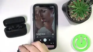 Как включить и выключить режим воспроизведения и паузы на JBL Live 300 TWS