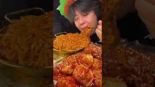 Immersive experience of eating spicy instant noodles, fried chicken legs, and crispy pork belly