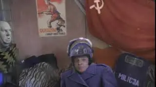 Major w mundurze szykuje się do wyjścia [REUPLOAD]