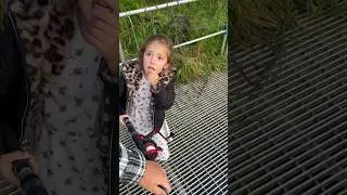 4-летняя девочка поймала свою первую рыбу (пошла не так)