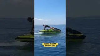Ferrariman haciendo flexiones sobre su moto de agua