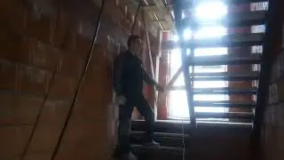Устройство лесов на лестнице. Мой вариант.