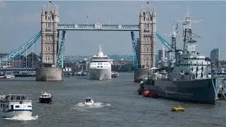 Time-lapse of Cruise Ship Going Through Tower Bridge