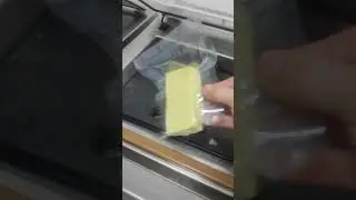Упаковка сыра в вакуумном упаковщике Vama
