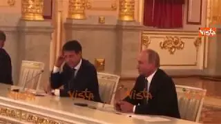 Il fitto colloquio all'orecchio tra Putin e Conte al Cremlino
