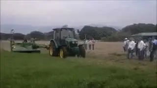 Tractor JD 5090E con una segadora acondicionadora MOCO 625