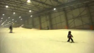 Маленький ребенок на крытой  горнолыжной трассе Snoras Snow Arena