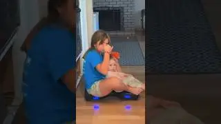Эти маленькие сестрички такие классные 😂
