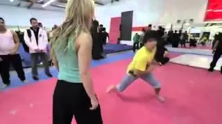 No te metas con una Rubia que sabe Kung Fu!