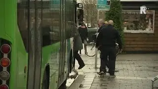 Assertieve buschauffeuse mishandeld door overvallers