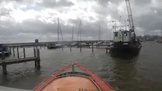 Manoeuvreren in de jachthaven van Enkhuizen