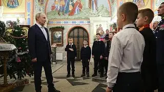 Vladimir Poutine assiste à l'office de Noël orthodoxe avec des soldats