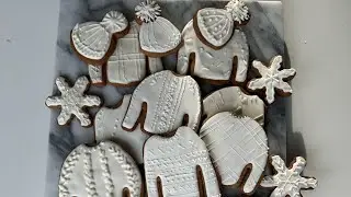 Making winter themed sweaters, hats and mitten gingerbread cookies ❄️