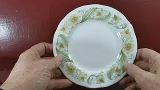 Винтажная тарелка из костяного фарфора Duchess с узором 348 Greensleeves.