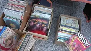vide grenier la castille et st nicolas on n&eacute;gocie des jouets et vinyles 