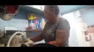 Mostrando meu dia a dia (lavando pratos e conversando)