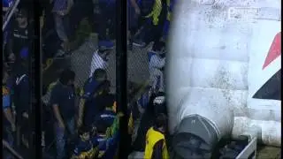 Boca Juniors fans attack RIVERPLATE players with pepper spray. (In english)