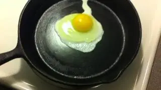 Cast iron pan is nonstick (cooking egg no butter no oil must see) : poele en fonte est non collante