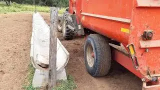 Valtra a750 na distribuição de ração vagão kuhn