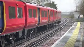 The train 🚂 to Shepperton is here in Upper Haliford, England 🏴󠁧󠁢󠁥󠁮󠁧󠁿