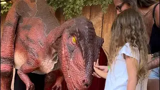 Rencontre avec un [dinosaure] 🦖 à Plopsa Coo !