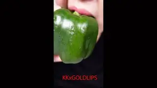 ASMR FRESH GREEN BELL PEPPER CRUNCHING SATISFYING CLOSE UP MOUTH EATING SOUNDS MUKBANG #Shorts