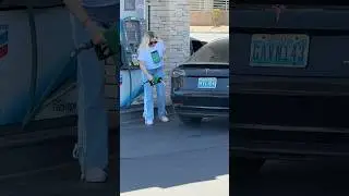 Hot blond trying to put gas in a Tesla... 😂 #tesla #blond #fumny