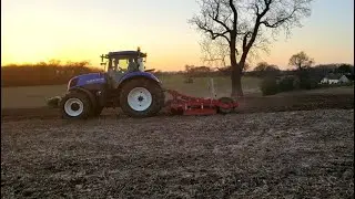 New Holland t.7.210 ripping ground up