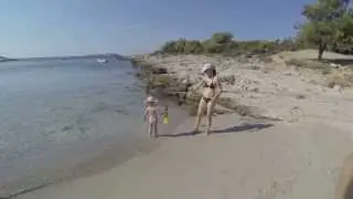 Моника и Силвия се гонят на малкото плажче - Thassos - 2013