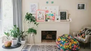 Le tapis ethnique apporte une vari&eacute;t&eacute; de motifs et de couleurs dans le d&eacute;cor