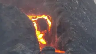 Crater blocking boulder collapses 💥 Gushing #Lava, #Iceland