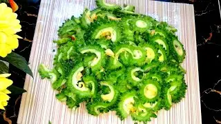 এভাবে করোলা ভাজি করলে একটুও তিতা লাগবেনা,যে খায় না সেও করলা খাবে। তিতা বিহীন করলা ভাজি।