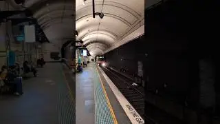 Поезда Waratah из Сиднея отправляются со станции метро Сент-Джеймс #sydneytransport