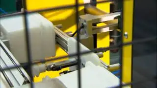 Hybrid injection moulding machine for thin-walled packaging items
