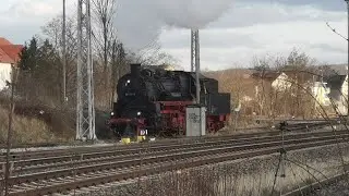 Dampflok Baureihe 58 fährt in den Lokschuppen in Arnstadt ein