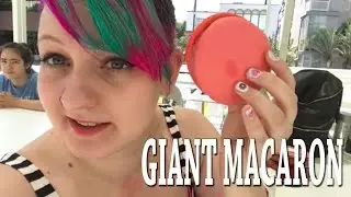 GIANT MACARON IN LA