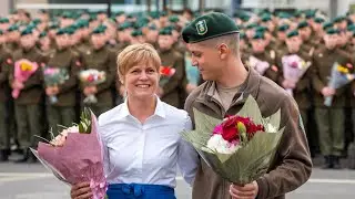 Struggling Waitress Helps Broke Young Man&mdash;The Next Morning, Hundreds of Soldiers Show Up for Her