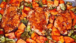 Рецепт курицы, запеченной в медово-чесночном соусе со сладким картофелем и брокколи на одной сков...