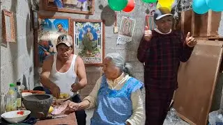 Para la cena frijoles  con huevo y un chile mordido y platicando de su vida de BRONCO 